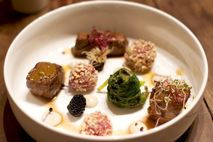 Carne Cruda con Nocciole, Biete, Cubo di Manzo e Maionese di More