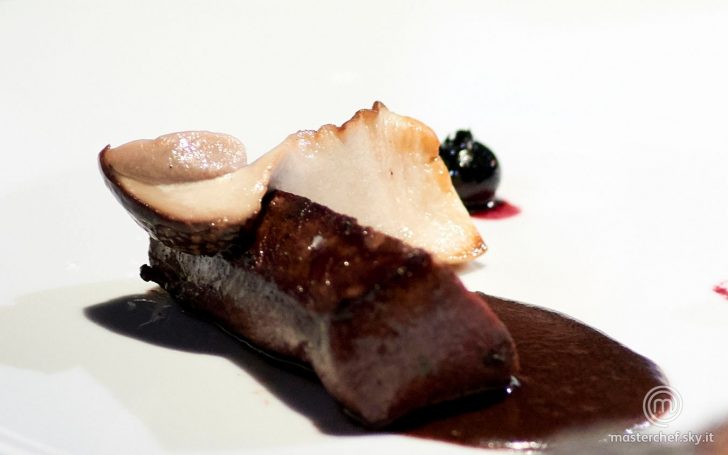 Sella di capriolo, riduzione di frutti rossi e fungo porcino
